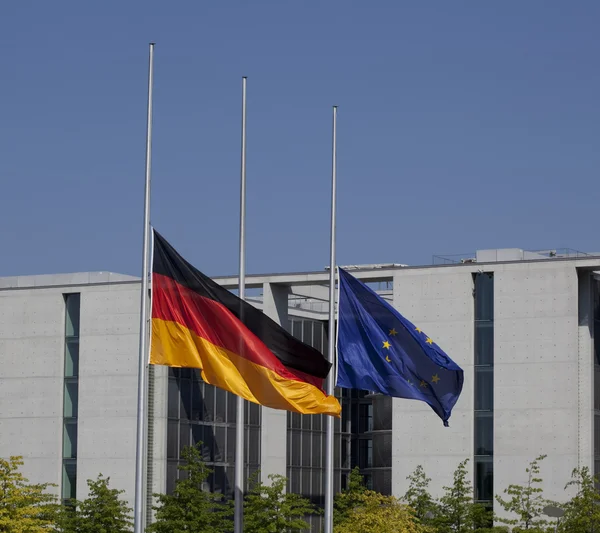 Flaga Niemiec na half-mast — Zdjęcie stockowe