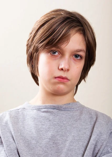 Retrato real: menino pré-adolescente sério — Fotografia de Stock