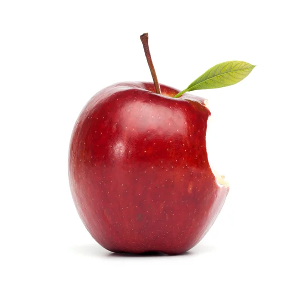 Rött äpple med bett — Stockfoto