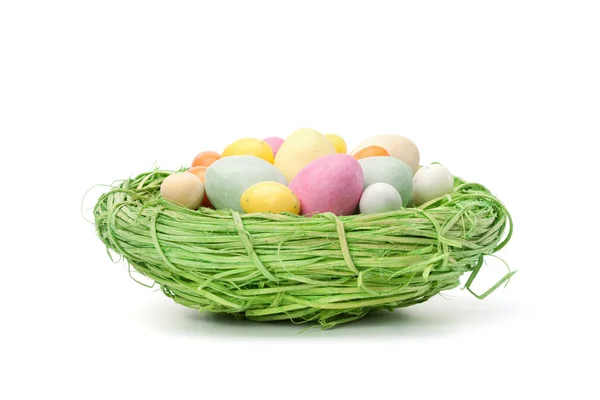 Huevos de Pascua de color pastel en un pequeño nido —  Fotos de Stock