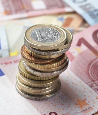 euro banknot, üstte duran paralar demet