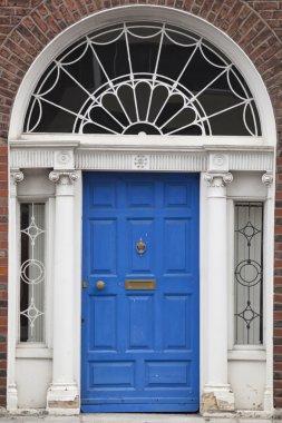 Gürcü Times (18nci yüzyıl Dublin renkli kapı)