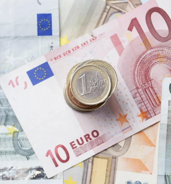 Bos van euro-bankbiljetten, munten permanent op de top — Stockfoto