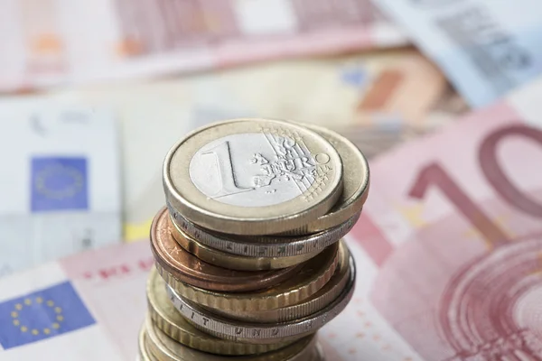 Bündel Euro-Banknoten, oben stehende Münzen — Stockfoto