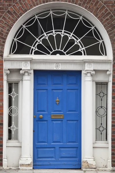Кольорові двері в Дубліні з часів грузинської (18-го століття) — стокове фото