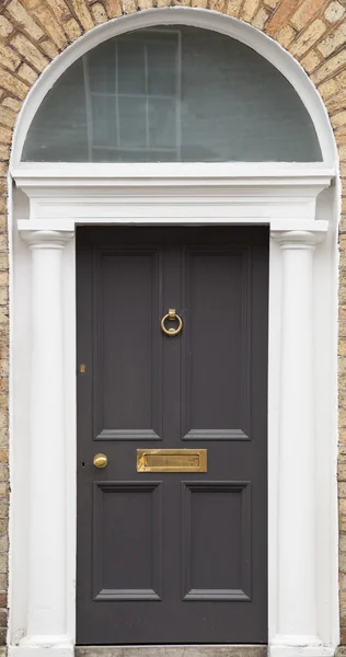 Кольорові двері в Дубліні з часів грузинської (18-го століття) — стокове фото