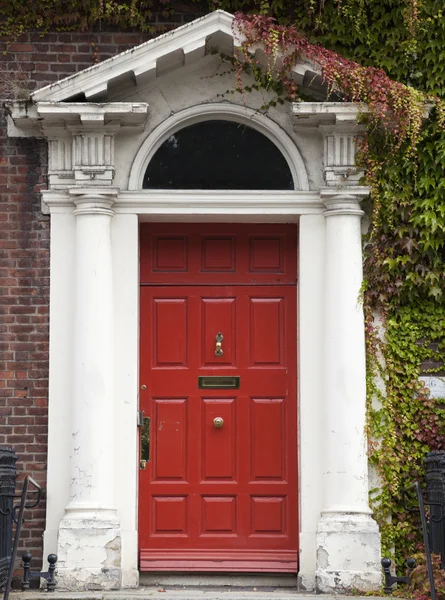 Porta colorida em Dublin dos tempos georgianos (século XVIII ) — Fotografia de Stock