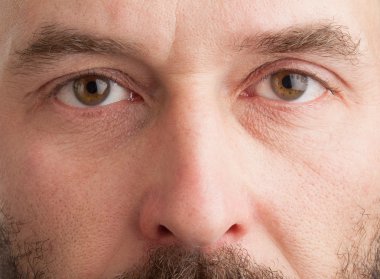 Olgun beyaz adam, yüzünde tatlı