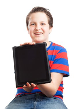 tablet bilgisayar tutan genç çocuk