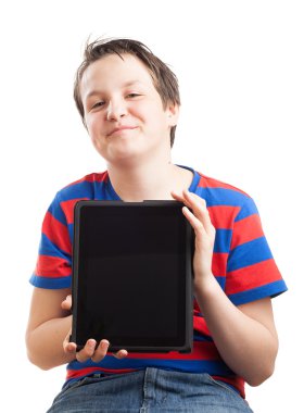 tablet bilgisayar tutan genç çocuk