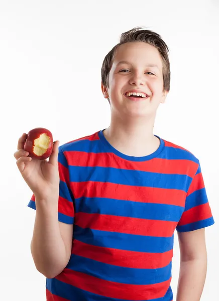Adolescente segurando maçã na câmera — Fotografia de Stock