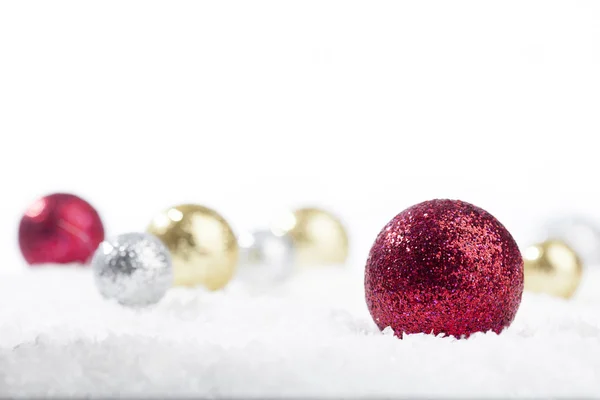 Рождественские шары из золота, красного и серебра — стоковое фото
