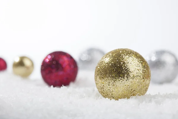 Altın, kırmızı ve gümüş Noel dekorasyonu topları — Stok fotoğraf
