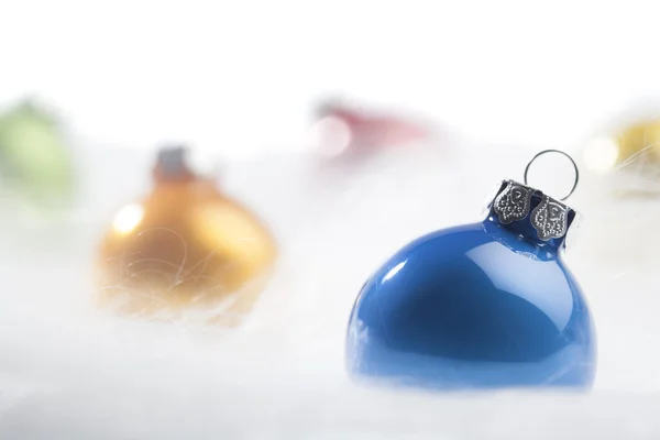 Boule de Noël bleue dans la neige décorative — Photo