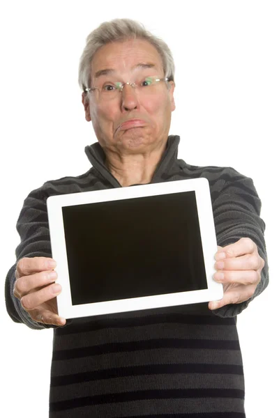 Senior kaukasiska man porträtt-serien, visar tablet PC — Stockfoto