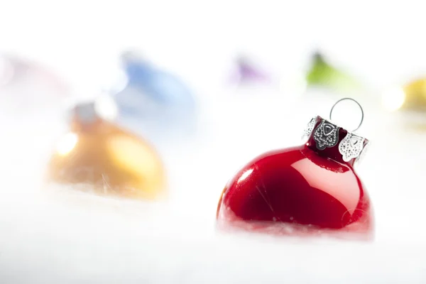 Rode Kerstbal in decoratieve sneeuw — Stockfoto