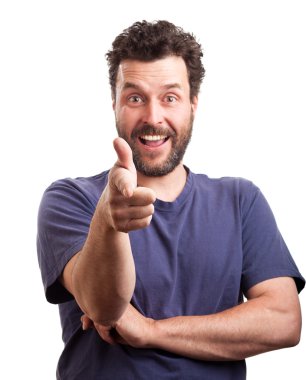 Sakallı Avrupa adam kameraya dönük.