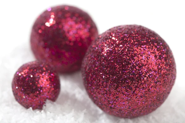 Palline di Natale ornamentali sulla neve — Foto Stock