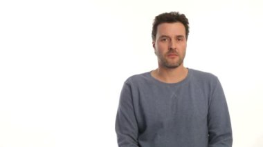 baş ağrısı, beyaz arka plan üzerinde getting olgun adam