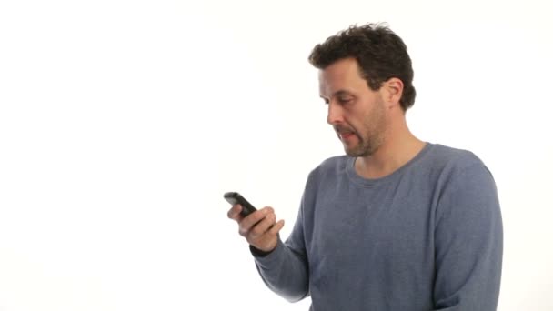 Érett férfi beírni a szöveget a szúró telefon, fehér háttér — Stock videók