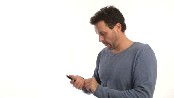 Oudere blanke man met slimme telefoon praten, geschoten op witte achtergrond. — Stockvideo