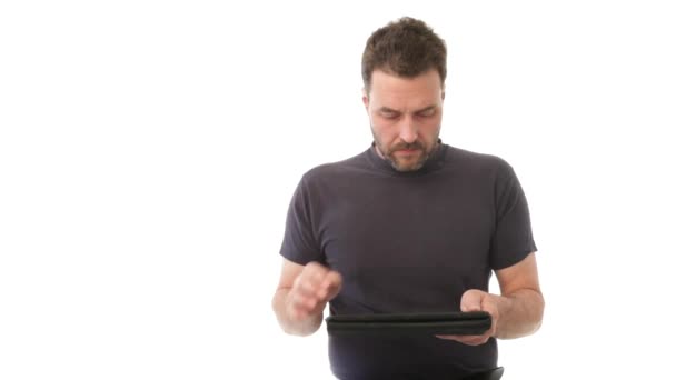 Zralý muž pomocí tabletového počítače — Stock video
