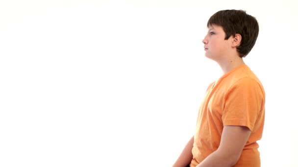 Adolescente chico apuntando, pulgares hacia arriba y asintiendo acuerdo — Vídeos de Stock