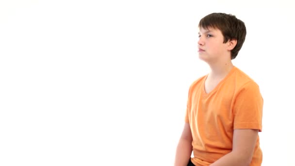 Kaukasiska tonåring pojke vänder sig till kameran — Stockvideo