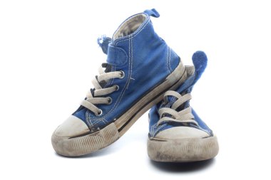 kirli, mavi çocuk spor ayakkabı yıpranmış çifti