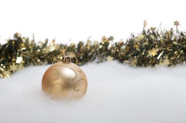 Noel biblo ve çelenk içinde kar