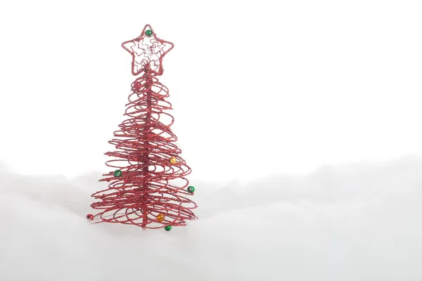 Символическая елка в снегу — стоковое фото