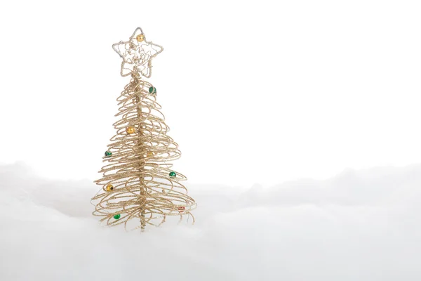 Символическая елка в снегу — стоковое фото