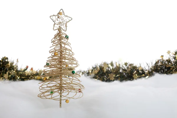 Рождественская елка и гирлянда в снегу — стоковое фото