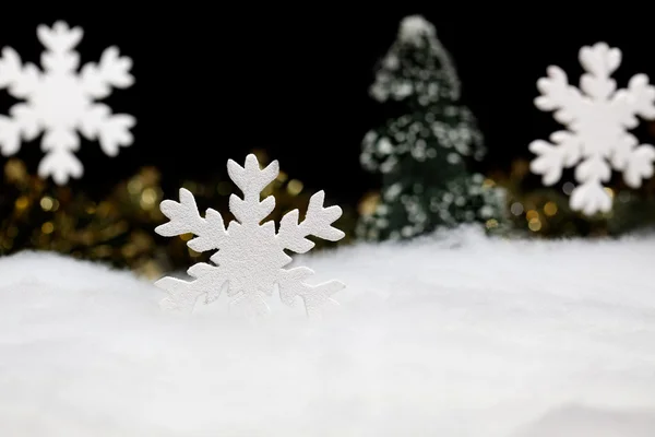 Зимний снежный кристалл в типовом лесу — стоковое фото