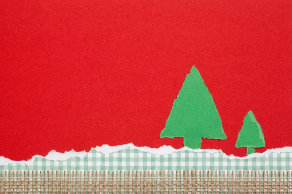 Árboles verdes sobre fondo a cuadros y rojo, Lágrima de papel, Christm — Foto de Stock