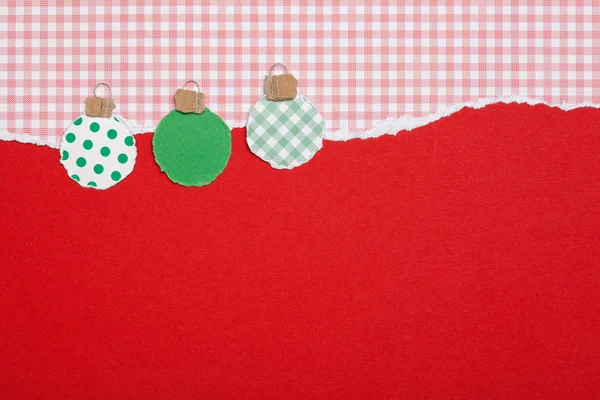 Baubles su sfondo a quadretti e rosso, Strappatura di carta, Natale T — Foto Stock