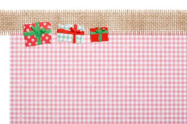 礼品黄麻和红色格仔背景、 纸张撕裂、 圣诞 — 图库照片