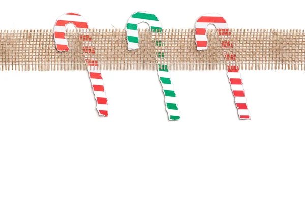 Cañas de caramelo colgando en la frontera del yute, Lágrima de papel, Navidad Orname —  Fotos de Stock