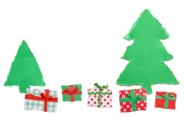 行的礼物和圣诞树，纸张撕裂，圣诞节装饰品 — 图库照片