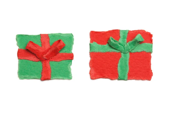Presentes vermelhos e verdes com fitas, rasgo de papel, ornamento de Natal — Fotografia de Stock