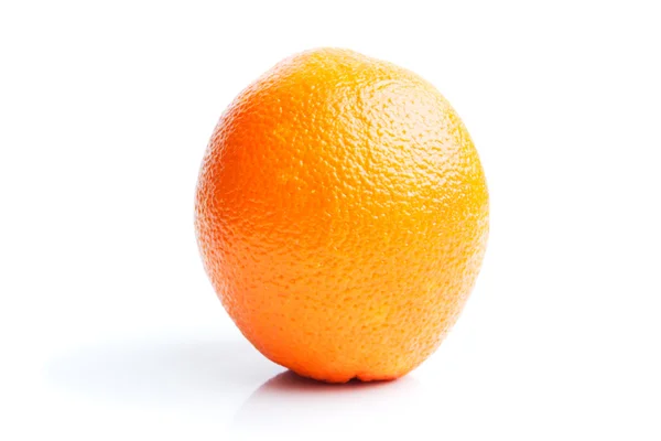 Singola arancio isolato su bianco — Foto Stock