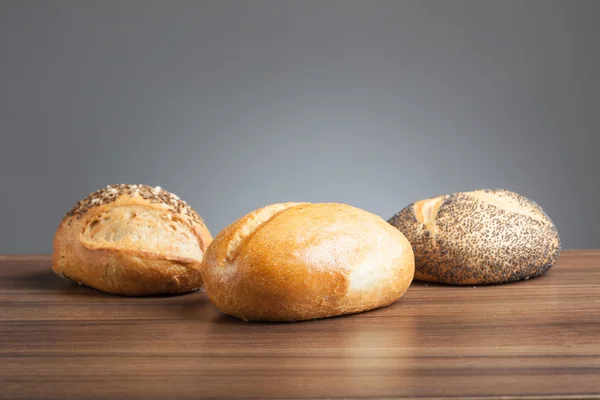 テーブルの上の 3 つのパン ロール — ストック写真