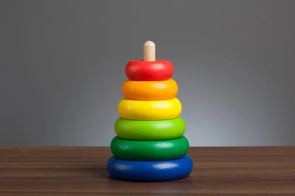 Brinquedo de bebê: pilha de anéis coloridos de madeira — Fotografia de Stock