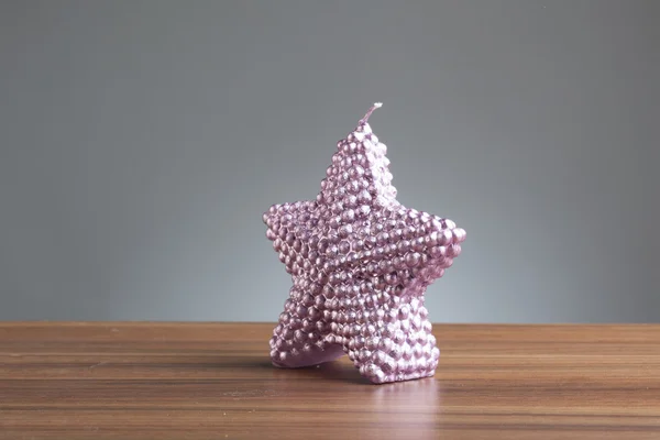 Vela en forma de estrella púrpura en la mesa — Foto de Stock