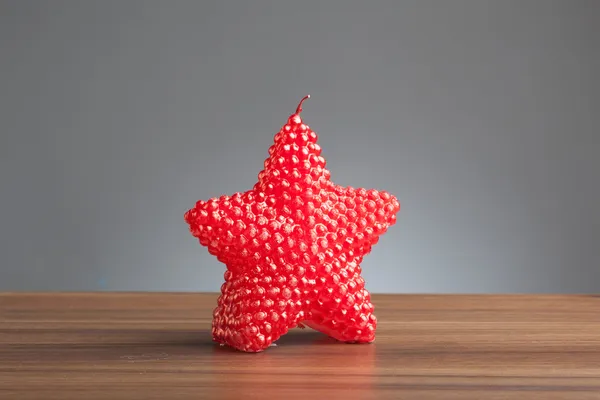 Candela a forma di stella rossa sul tavolo — Foto Stock