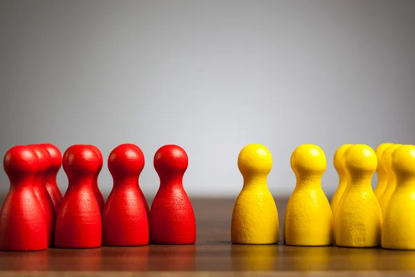 Oppositionen grupper koncept, leksak bonde siffror — Stockfoto