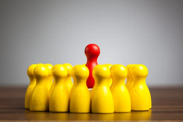 Elevándose por encima del concepto de descanso con figuras de peón de juguete —  Fotos de Stock