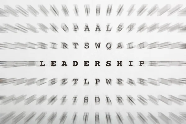Bulmaca harf, kelime liderlik odak — Stok fotoğraf