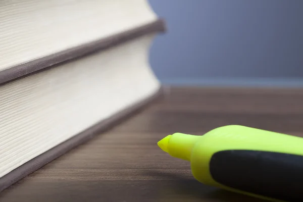 Kugelschreiber, Bücher, Uhr, leeres Papier — Stockfoto