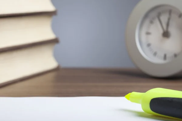 Bolígrafo, libros, reloj, papel vacío —  Fotos de Stock